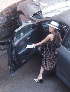 사고 낸 화사, 차 앞범퍼 와장창…복고풍 원피스 탈출