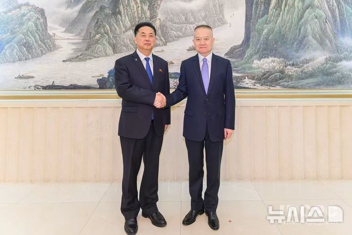 北대사, 中대외연락부장 만나 당대회 결과 설명…협력 의지 강조