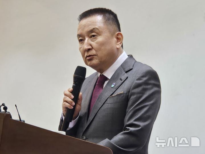 기자회견하는 김영환 충북지사