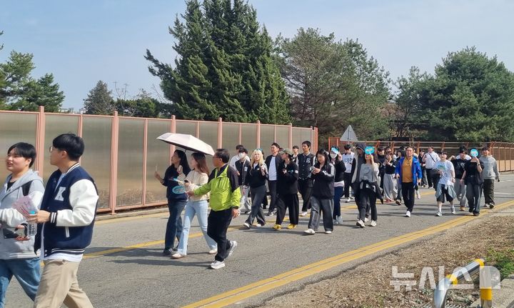 의정부워킹페스타서 CRC 통과도로 걷는 참가자들