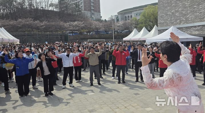 준비운동 하는 '의정부워킹페스타' 참가자들