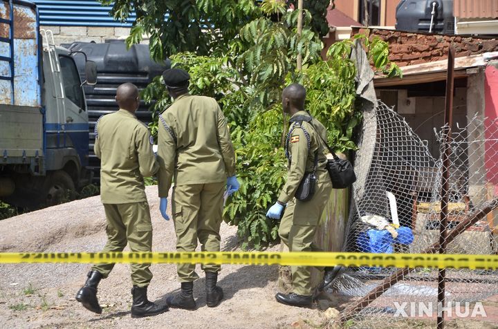 우간다 어린이집 흉기 난동 현장 수사하는 경찰
