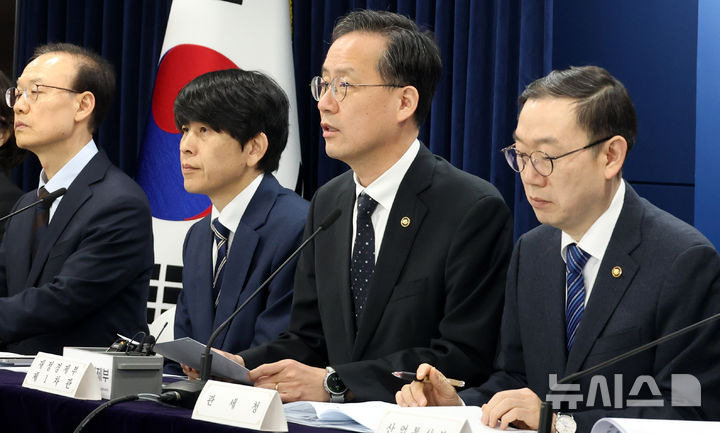 합동브리핑하는 이형일 차관