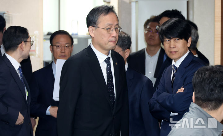 합동브리핑 참석하는 이형일 차관