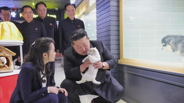 북한 김정은, 딸 주애와 평양 화성지구 4단계 상업시설 점검 [뉴시스Pic]