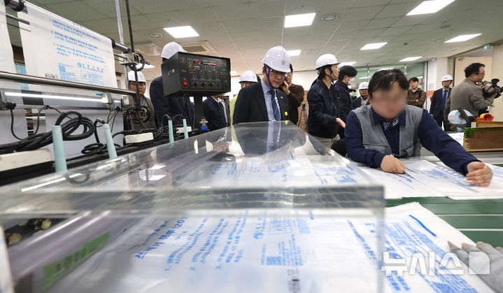 종량제봉투 생산시설 점검하는 김성환 장관