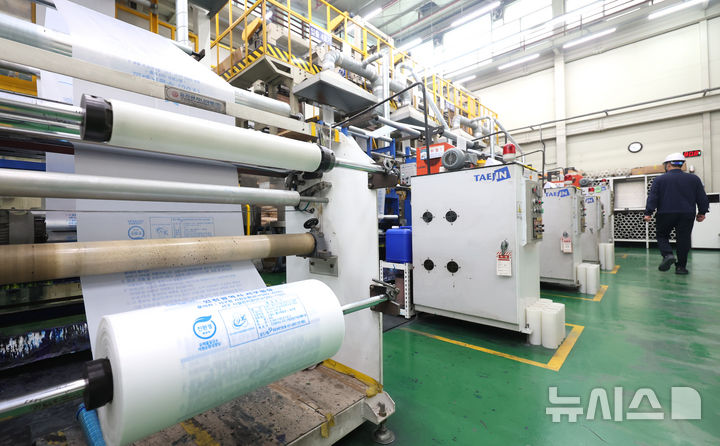 종량제봉투 생산 점검하는 관계자