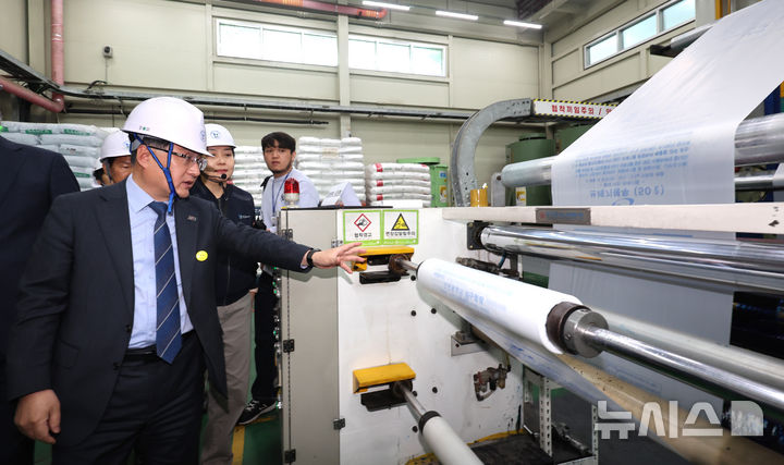 원료 수급 차질 우려에 종량제봉투 생산시설 찾은 김성환 장관