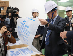 정부, 종량제봉투 생산 현장 점검… 김성환 장관 "공급여력 충분" [뉴시스Pic]