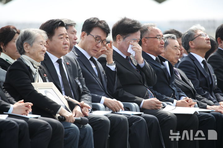 눈물 흘리는 김민석 총리