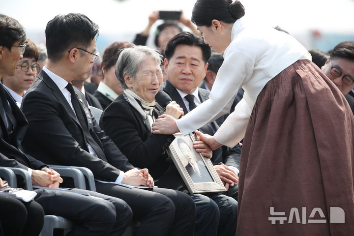 눈물 흘리는 고계순 제주4·3 희생 유족