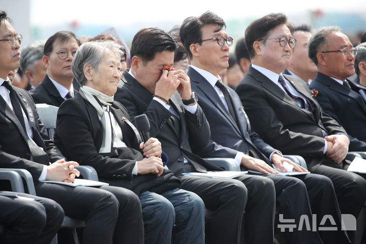 눈물 흘리는 오영훈 제주지사