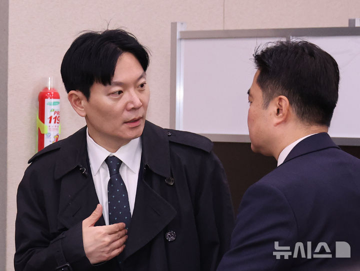 증인출석 시간 안내 받는 박상용 검사