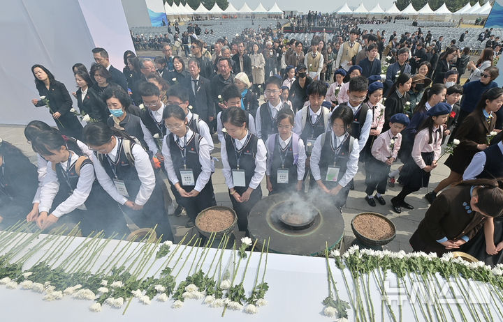 슬픔을 함께 해요, 제주 4·3 희생자 추념식 찾은 중국 난징 학생들
