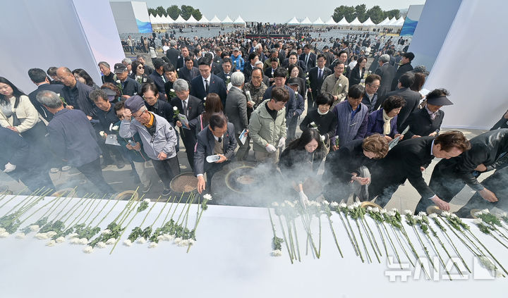 슬픔을 함께 해요, 제주 4·3 희생자 추념식 찾은 중국 난징 학생들