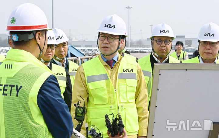 자동차 수출입물류 현장 점검하는 여한구 본부장