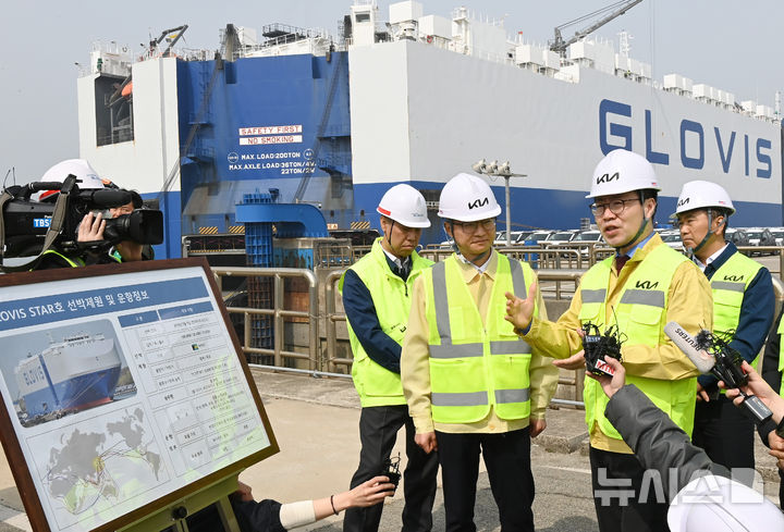 자동차 수출입물류 현장 점검하는 여한구 본부장