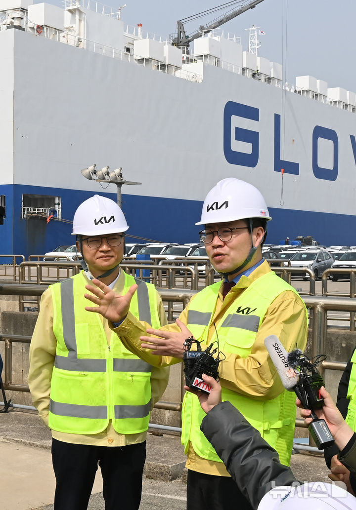 자동차 수출입물류 현장 점검하는 여한구 본부장