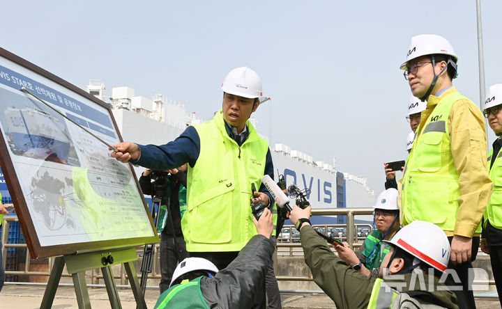 자동차 수출입물류 현장 점검하는 여한구 본부장