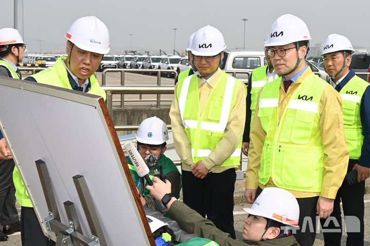 자동차 수출입물류 현장 점검하는 여한구 본부장