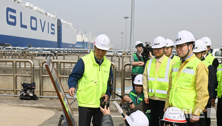 자동차 수출입물류 현장 점검하는 여한구 본부장