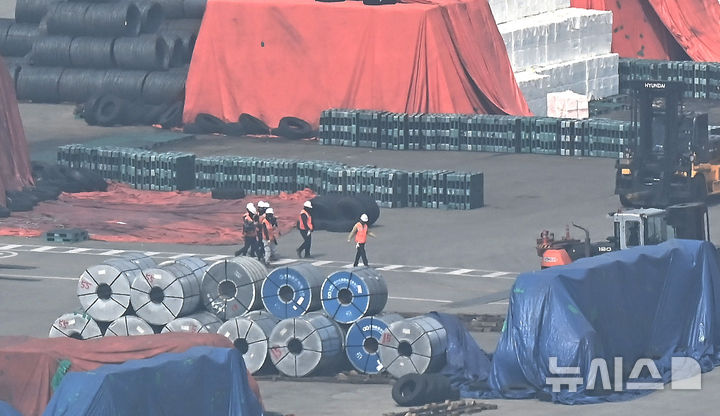 평택항 야적장에 쌓여있는 철강제품들