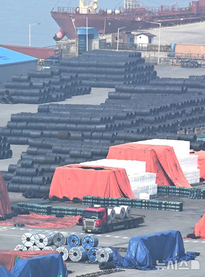 평택항 야적장에 쌓여있는 철강제품들