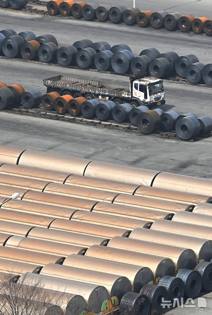 평택항에 쌓여있는 철강제품들