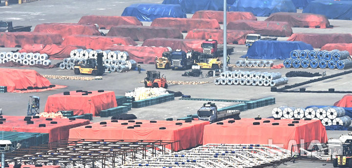 평택항에 쌓여있는 철강제품들