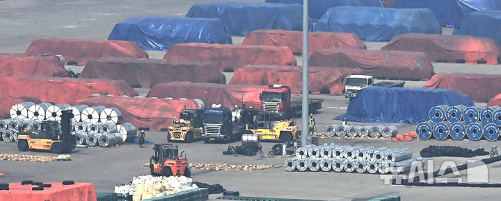 평택항에 쌓여있는 철강제품들