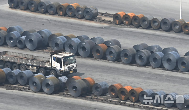 평택항에 쌓여있는 철강제품들