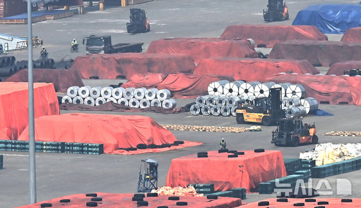 평택항에 쌓여있는 철강제품들