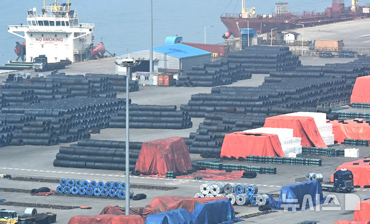 평택항에 쌓여있는 철강제품들