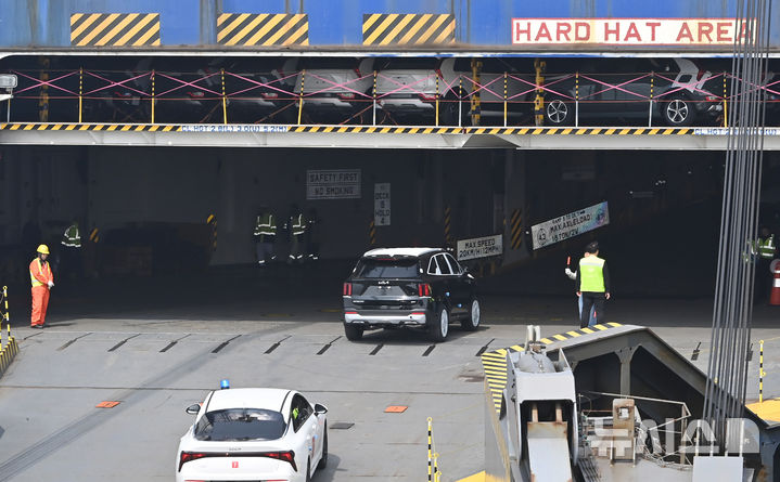 선적되는 수출용 자동차