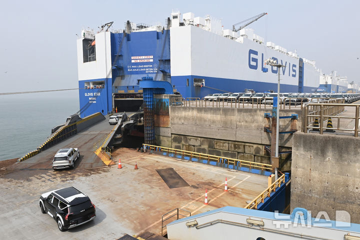 선적되는 수출용 자동차