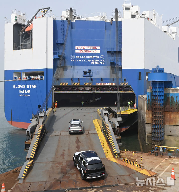 선적되는 수출용 자동차