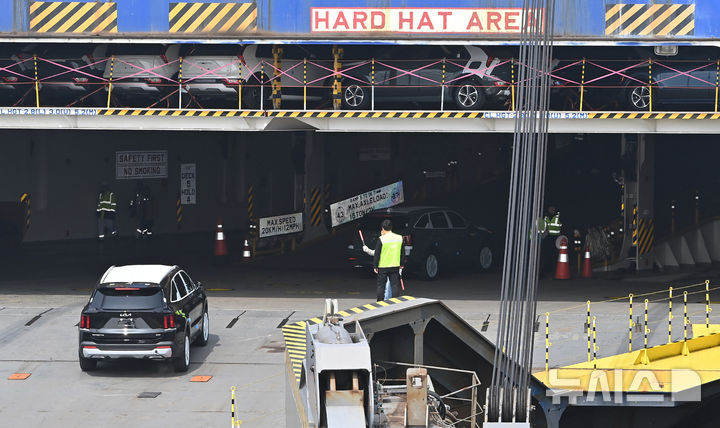 선적되는 수출용 자동차