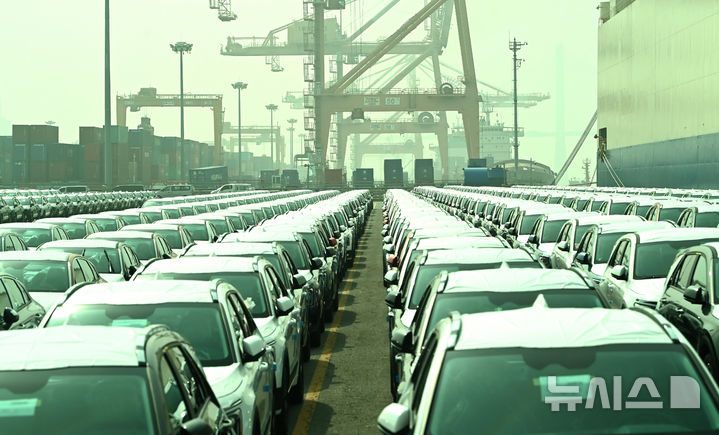 선적 기다리는 수출용 자동차