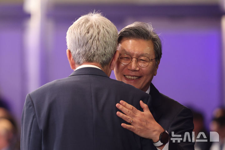 인사 나누는 김창범 FKI 부회장-크리스토프 퐁텐 MEDEF 부위원장