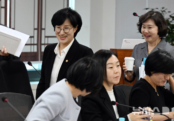 AI성평등 전략 포럼 참석하는 원민경 장관