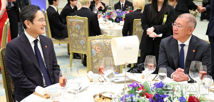 대화하는 이재용-정의선 회장