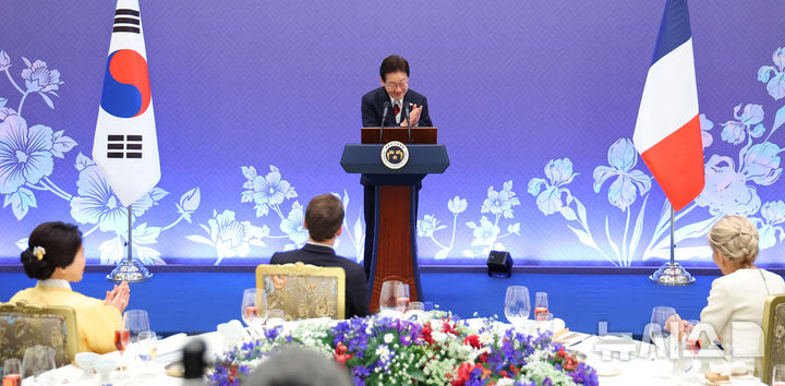 이재명 대통령, K팝 응원 브리지트 여사에 박수