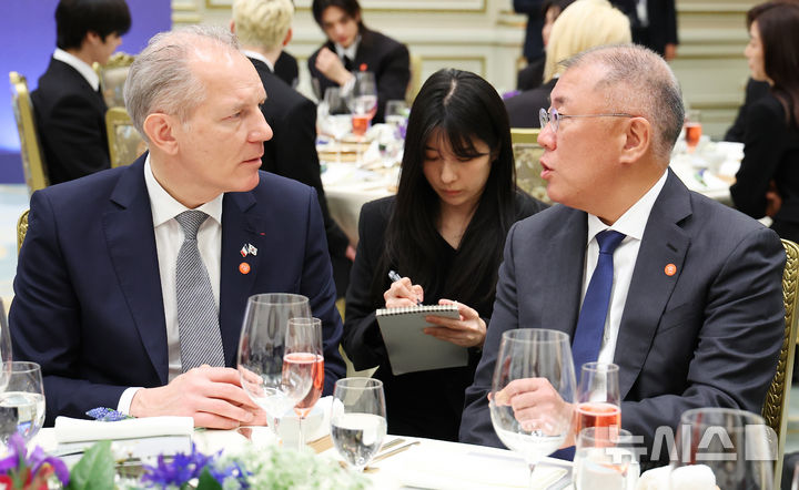 에어리퀴드 대표와 대화하는 정의선 회장