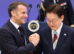 靑 "李 대통령 ·마크롱, 중동의 안정과 평화 조속히 회복해야 한다는 의견 같이 해"