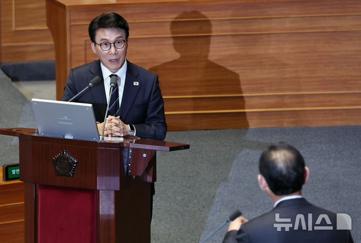 주호영 의원 대정부 질문에 답하는 김민석 국무총리