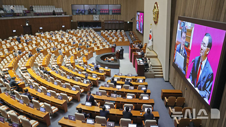 주호영 의원 대정부질문에 답변하는 김민석 국무총리