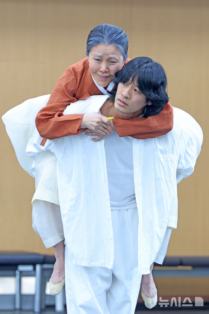 어머니와 아들의 먹먹한 귀향…김종덕 신작 23일 개막