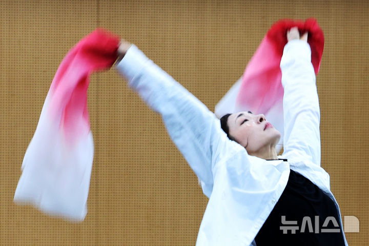 국립무용단 '귀향' 무용수 장윤나