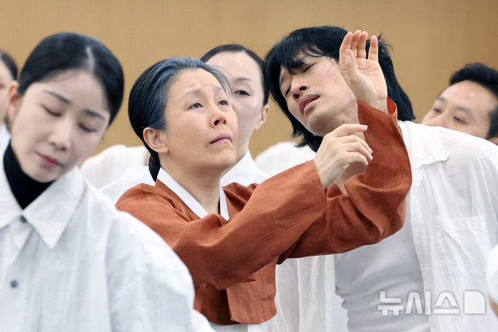 국립무용단 '귀향' 무용수 장현수와 이석준