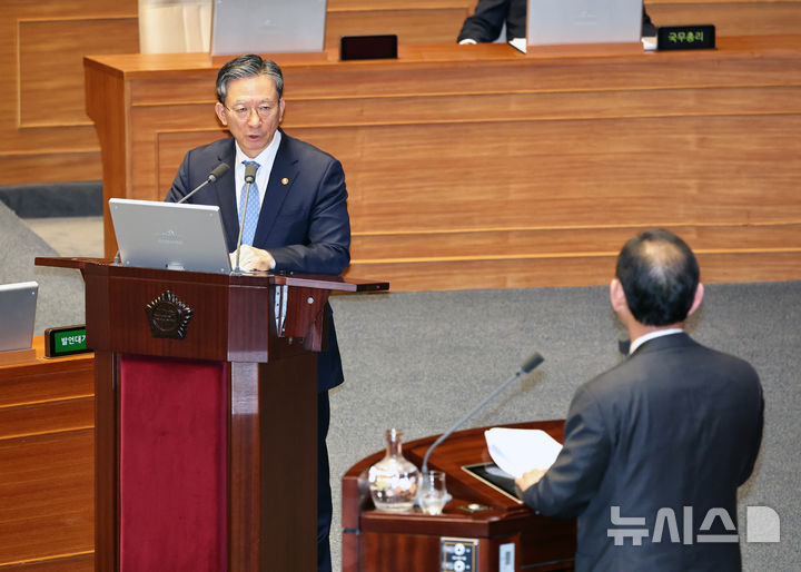주호영 의원 대정부질문에 답변하는 정성호 법무부 장관